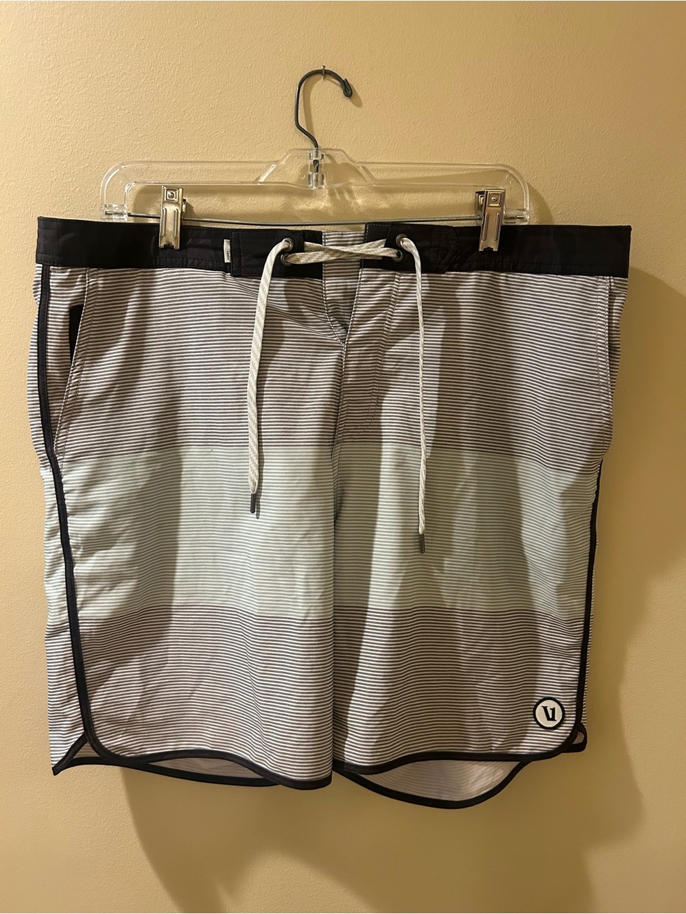 Vuori Men’s ‘V’ Cycled Performance 4 Way Stretch Stripped Pattern Size 36